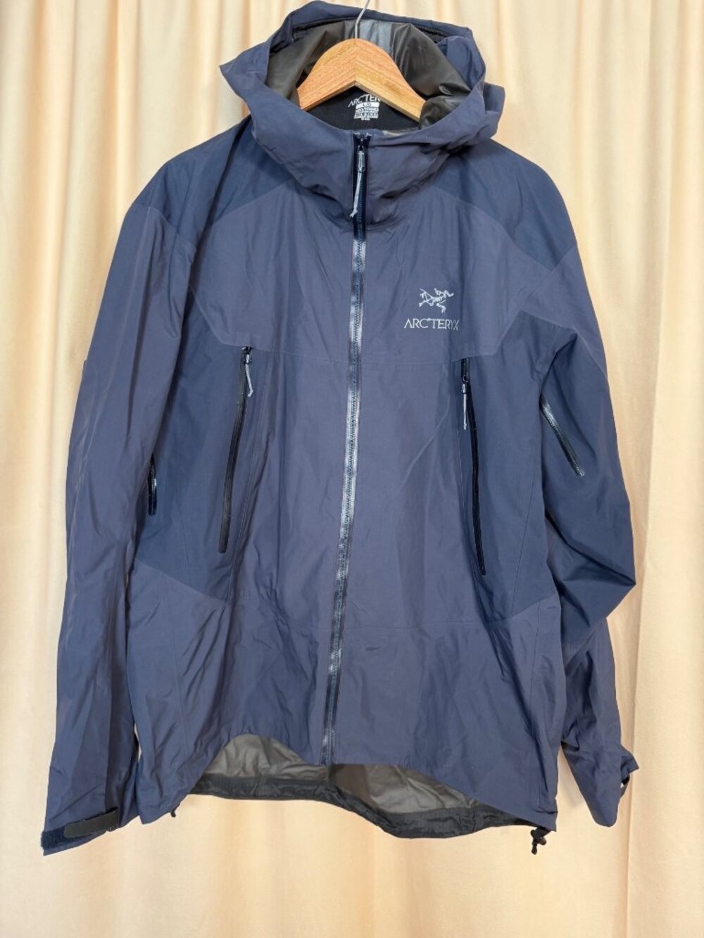 ArcTeryx Mens Navy Blue Gore-Tex Hooded Jacket Size L Waterproof Lightweight